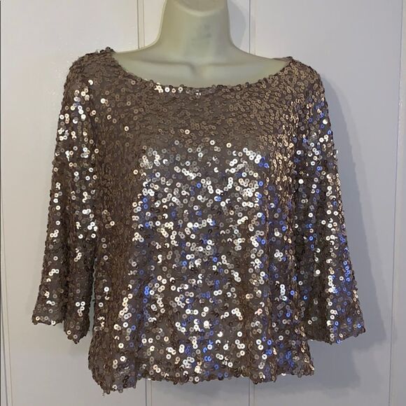 Jennifer Lopez Tops - 🎉 Jennifer Lopez gold sequin top 🎊